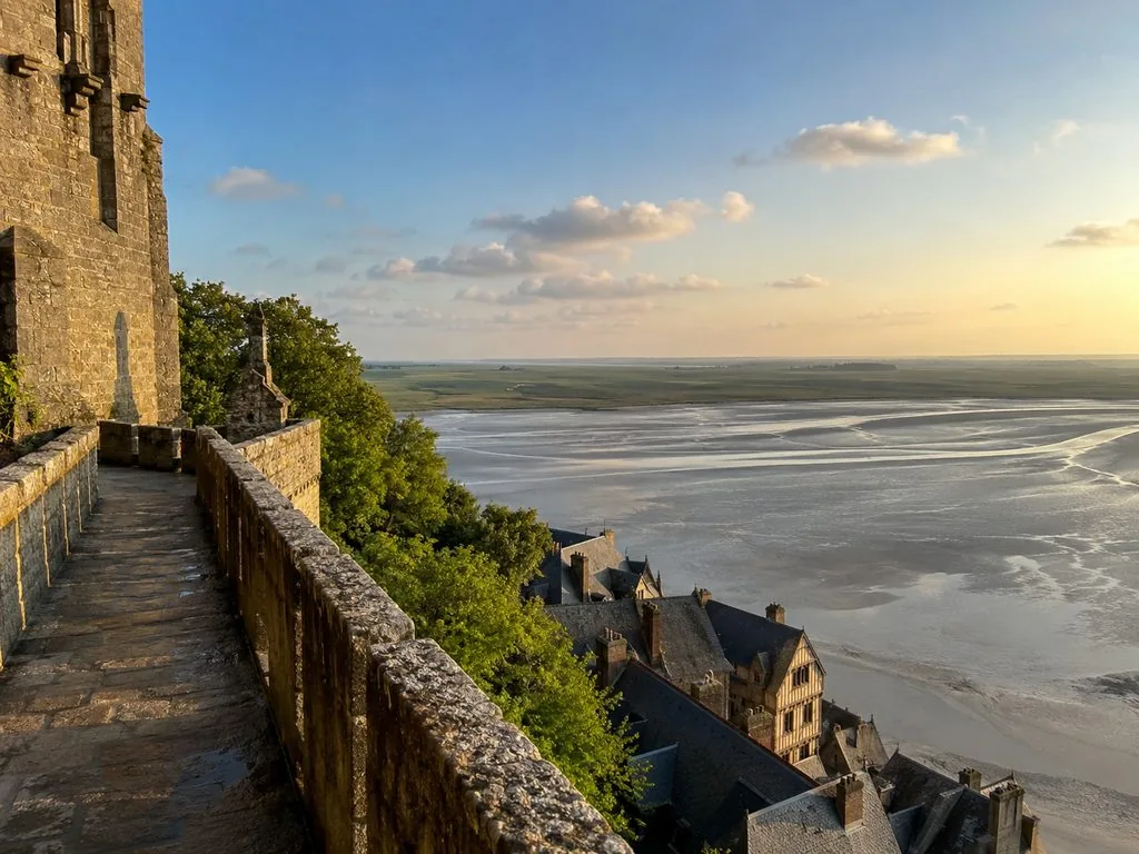 Die Stadtmauern des Mont-Saint-Michel und das Watt